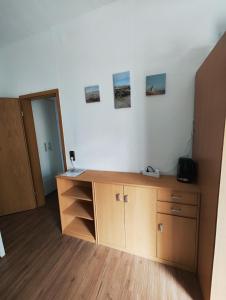 een kamer met een houten bureau in een kamer bij Ferienwohnung Monteurswohnung Großräschen in Großräschen