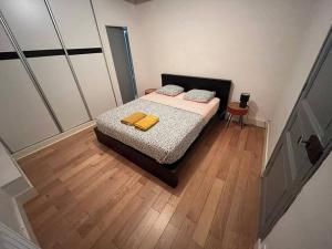- une chambre avec un lit et 2 serviettes jaunes dans l'établissement Ô Toulouse, à Toulouse