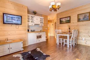 Kuchyňa alebo kuchynka v ubytovaní Apartamenty Tatra View Kościelisko