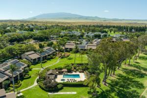 Una vista aérea de una comunidad con casas y piscina. en Waikoloa Villas A107, en Waikoloa