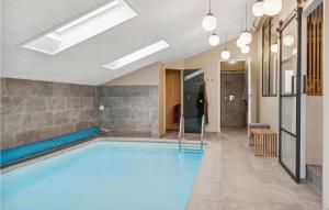 SaltumにあるStunning Home In Saltum With Sauna, Wifi And Indoor Swimming Poolの建物内の青い水のスイミングプール