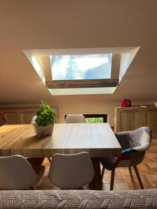 ein Esszimmer mit einem großen Holztisch und Stühlen in der Unterkunft Il nido in Castel di Sangro