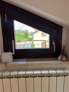ein Fenster in einer Küche mit einer Arbeitsplatte und einem Fenster in der Unterkunft Il nido in Castel di Sangro