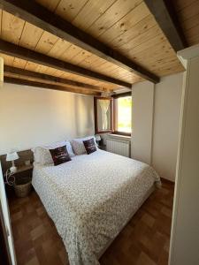 ein Schlafzimmer mit einem großen Bett und einer Holzdecke in der Unterkunft Il nido in Castel di Sangro