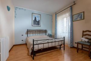a bedroom with a bed in a room with blue walls at BB Molina in Molina