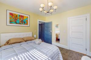 een slaapkamer met een bed en een schilderij aan de muur bij A Little Piece of History in Boston