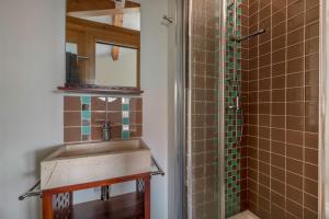 a bathroom with a sink and a shower at Villa Face Mer pour 10 personnes à Préfailles in Préfailles +23 photos