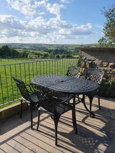 uma mesa e cadeiras num pátio com vista em Ingleside Cottage em Glaisdale