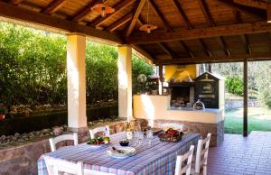 een tafel en stoelen op een patio met een fornuis bij Casa Papa in Castelfiorentino
