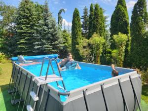 un gruppo di persone che giocano in piscina di Oaza spokoju a Lednogóra