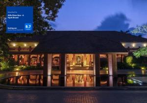 ein großes Gebäude mit einem Schirm davor in der Unterkunft Alila Diwa Goa - A Hyatt Brand in Majorda