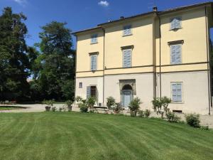 una grande casa con un grande cortile erboso di B&b Villa Partitore a Quartazzola