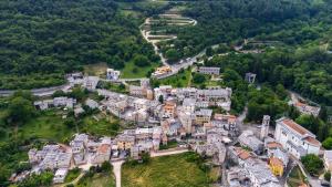 una vista aérea de una pequeña ciudad en un bosque en BB Molina en Molina