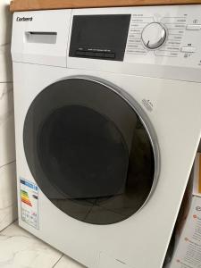 a white washing machine sitting in a kitchen at Avda Plaza de Toros, apartamento dos dormitorios junto a metro Vistalegre in Madrid