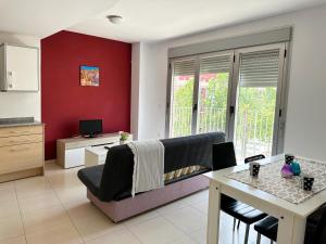 un soggiorno con divano e tavolo di Apartamentos Benicarló 3000 a Benicarló