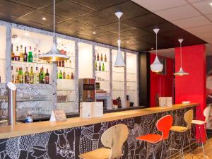 Lounge nebo bar v ubytování ibis Egletons