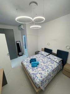 um quarto com uma cama e duas cadeiras azuis em Residence Bandiera Blu em Diamante