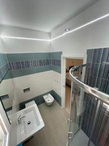 uma casa de banho com um lavatório e um WC em Residence Bandiera Blu em Diamante