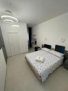 um quarto com uma cama com duas almofadas em Residence Bandiera Blu em Diamante