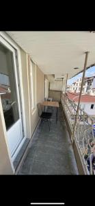- un balcon avec une table au-dessus d'un bâtiment dans l'établissement Heybeliada Pansiyon, à Istanbul
