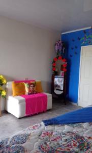 - un enfant dormant sur un lit dans une chambre dans l'établissement Dexamano Hotel & Resort, à Lejamaní