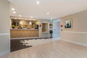 een grote hal met een lobby met een wachtkamer bij Best Western Plus All Suites Inn in Santa Cruz