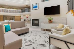 sala de estar con sofás y TV en Best Western Plus All Suites Inn en Santa Cruz