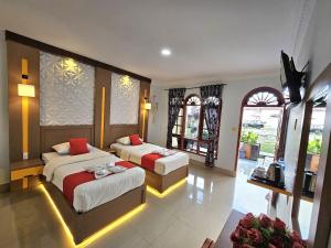 Thyesza Hotel في Ambarita: غرفة فندقية بسريرين ونوافذ