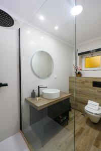 uma casa de banho com um lavatório e um WC em B11 - Beach Way Apartment em Lagos