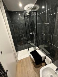 een badkamer met een douche, een toilet en een wastafel bij Black & White Luxury Rooms in Bari +41 foto's