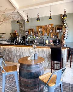 un bar con mesa, sillas y barra en The Tavern at Hale, en Milnthorpe