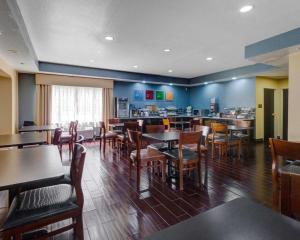 a dining room with tables and chairs in a restaurant at Comfort Suites Lake Ray Hubbard in Rowlett