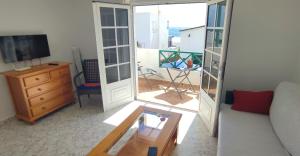 uma sala de estar com um sofá e uma mesa em Mar y Sol 7 with sea views em Punta Mujeres
