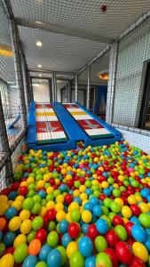 uma sala grande cheia de bolas coloridas em The Arkin Iskele em Iskele