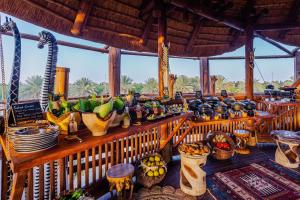 منتجع نوفا الرياض، راديسون كوليكشن في Ţibrāk: غرفة تحتوي على مجموعة من الأوعية والأطباق المعروضة