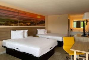 Habitación de hotel con 2 camas y escritorio en Daysinn en Branson