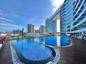 Bazén v ubytování Wyndham Grand Plaza Royale Yuzhou Xiamen Wuyuan Bay nebo v jeho okolí