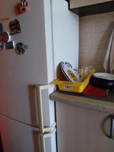 uma cozinha com um frigorífico branco e uma bancada em Sunset apartments em Klaipėda