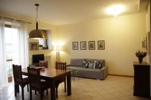 a living room with a table and a couch at 10 minutes to flight Orio al Serio BGY in Zanica