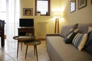 ein Wohnzimmer mit einem Sofa und einem Tisch in der Unterkunft 10 minutes to flight Orio al Serio BGY in Zanica