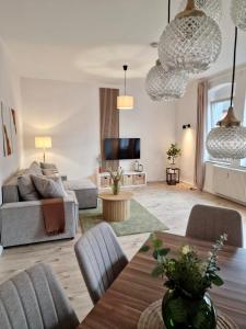 un soggiorno con divano e tavolo di Perfekt für 5 - Stylisch & Zentral - Küche a Essen