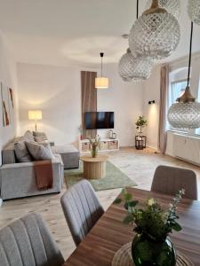 a living room with a couch and a table at Perfekt für 5 - Stylisch & Zentral - Küche in Essen
