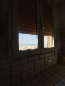 Baño con ventana con vistas al océano en TERRAZZA SUL MARE 2.0, en Marina di Modica