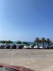 un estacionamiento con un montón de coches aparcados en TERRAZZA SUL MARE 2.0, en Marina di Modica