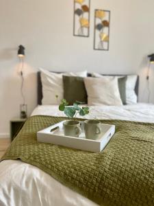 a tray with two plants on top of a bed at Perfekt für 5 - Stylisch & Zentral - Küche in Essen