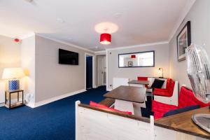 - un salon avec un canapé rouge et une table dans l'établissement New Town Rooms, à Édimbourg