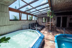 Basen w obiekcie Hotel Pod Szrenicą lub w pobliżu