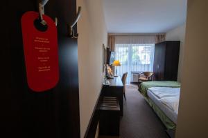 Łóżko lub łóżka w pokoju w obiekcie Hotel Pod Szrenicą
