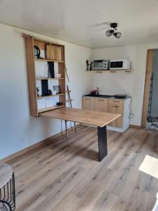 een keuken met een houten tafel in een kamer bij Le Marronnier in Billy