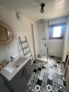 een badkamer met een wastafel en een spiegel bij Le Marronnier in Billy